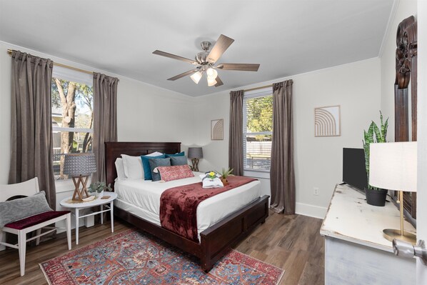 2 bedrooms, desk, iron/ironing board, free WiFi - This beautifully decorated and well-appointed 2 bed 1 bath home centrally located in Augusta.  The sleeping arrangements for this property are 2 queen beds. (Augusta)