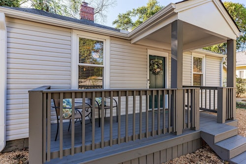 This beautifully decorated and well-appointed 2 bed 1 bath home centrally located in Augusta.  The sleeping arrangements for this property are 2 queen beds.