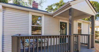 This beautifully decorated and well-appointed 2 bed 1 bath home centrally located in Augusta. The sleeping arrangements for this property are 2 queen beds.