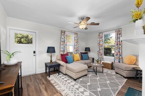 Smart TV, fireplace, offices - This beautifully decorated and well-appointed 2 bed 1 bath home centrally located in Augusta.  The sleeping arrangements for this property are 2 queen beds. (Augusta)