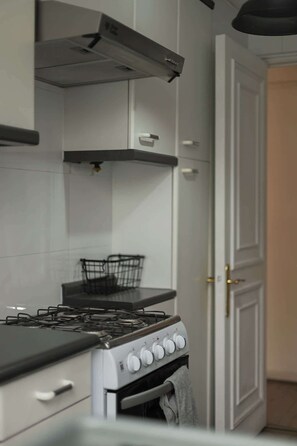 Frigorifero, microonde, forno, piano cottura