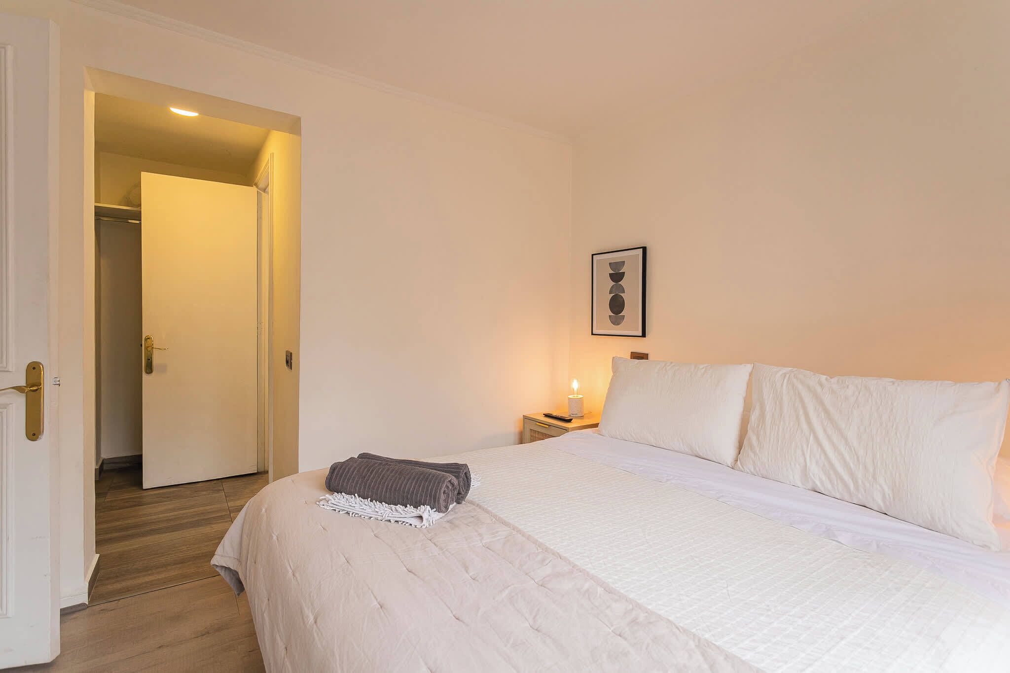 2 室のベッドルーム、アイロン / アイロン台、WiFi、ベッドシーツ