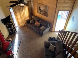 テレビ、暖炉、DVD プレーヤー