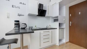 Studio, Kitchen | Private kitchen | Microwave, cookware/dishes/utensils, paper towels