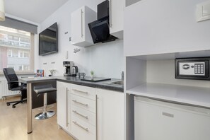 Studio, Kitchen | Private kitchen | Microwave, cookware/dishes/utensils, paper towels - Lea Studio Kraków Krowodrza by Renters (Kraków)