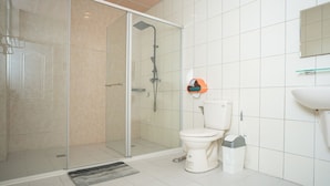 Comfort Double Room | Bathroom | Shower, rainfall showerhead, towels - Hsu's Place (Tainan)