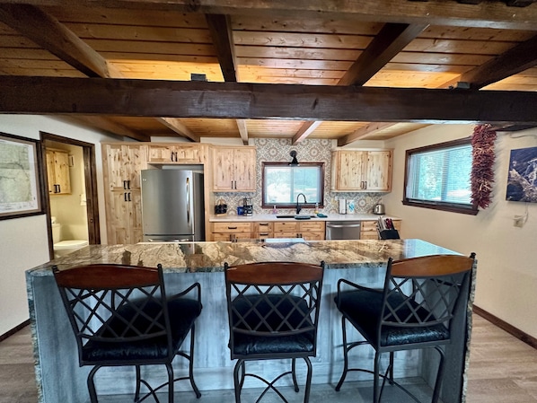 焗爐、洗碗機、多士爐、高腳椅