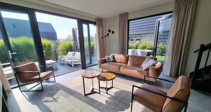 Luxurious detached watervilla with jetty near the lake