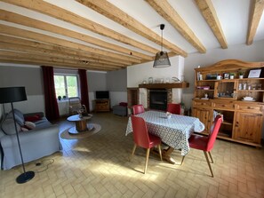 Smart-TV, Kamin, Bücher