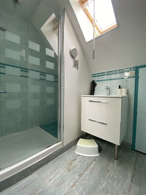 Dusche, Haartrockner, Handtücher