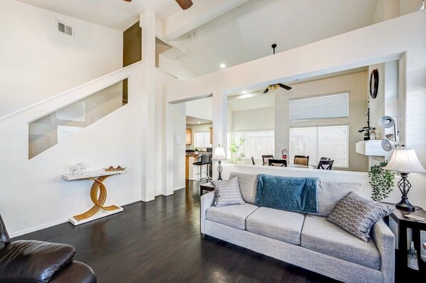 TV - Chic Vegas Retreat: Near Top Attractions (Las Vegas)