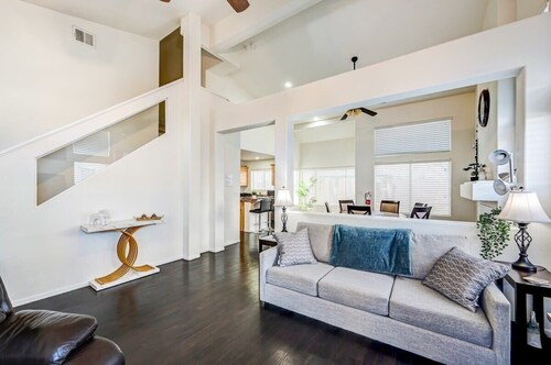 Chic Vegas Retreat: Near Top Attractions