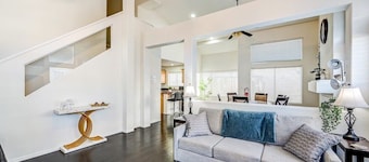 Chic Vegas Retreat: Near Top Attractions