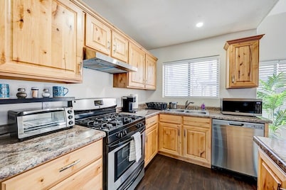 Chic Vegas Retreat: Near Top Attractions