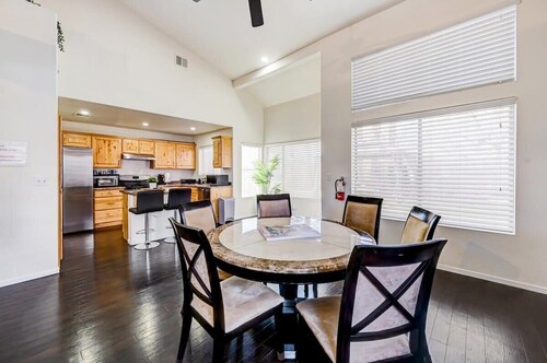 Chic Vegas Retreat: Near Top Attractions