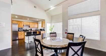 Chic Vegas Retreat: Near Top Attractions