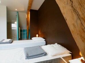 8 bedrooms, free WiFi, bed sheets