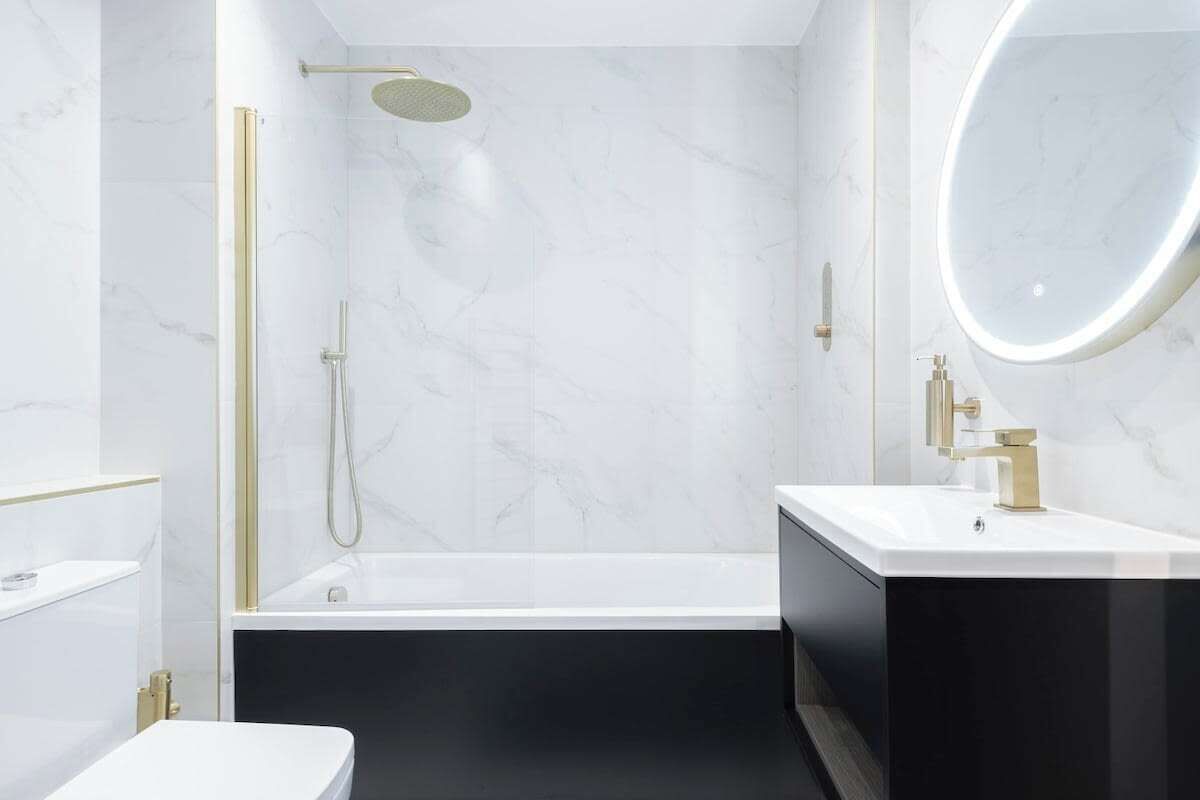 Umweltfreundliche Kosmetikartikel, Haartrockner, Bidet, Handtücher