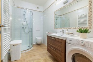 Shower, hair dryer, towels - Beautiful Villa Dussich in Oprtalj, Novaki (Oprtalj)