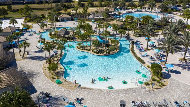 Een resort met een groot centraal zwembad, diverse kleinere zwembaden en tal van ligbedden en parasols.
