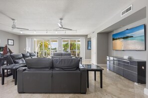 Fernseher, Tischfußball, Tischtennisplatte