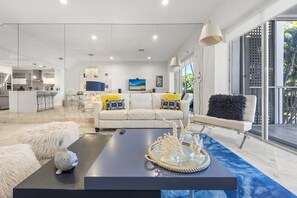 Fernseher, DVD-Player, Stereoanlage