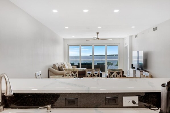 TV, DVD-spiller og stereoanlegg