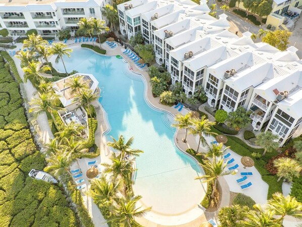 A heated pool - Oceanfront 2BR/2.5BA Mariner's Club Villa 512 with Oasis Pool, Marina, Game Room & More (Key Largo)