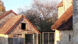 Exterior - Cozy Cottage in Quiet Village with Nearby River- Access, Terrace, & Private Parking (Le Menoux)