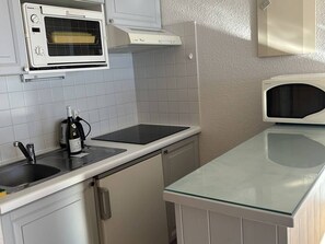 Wasserkocher mit Kaffee-/Teezubehör, Kühlschrank, Mikrowelle, Ofen