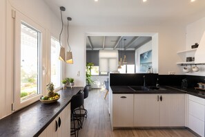 Fridge, microwave, oven, stovetop - Hidden Gem, 2Br Family Villa, with Sea View | Naxos Mikri Vigla Beach (Naxos)