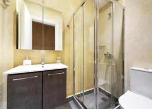 シャワー、ヘアドライヤー、タオル