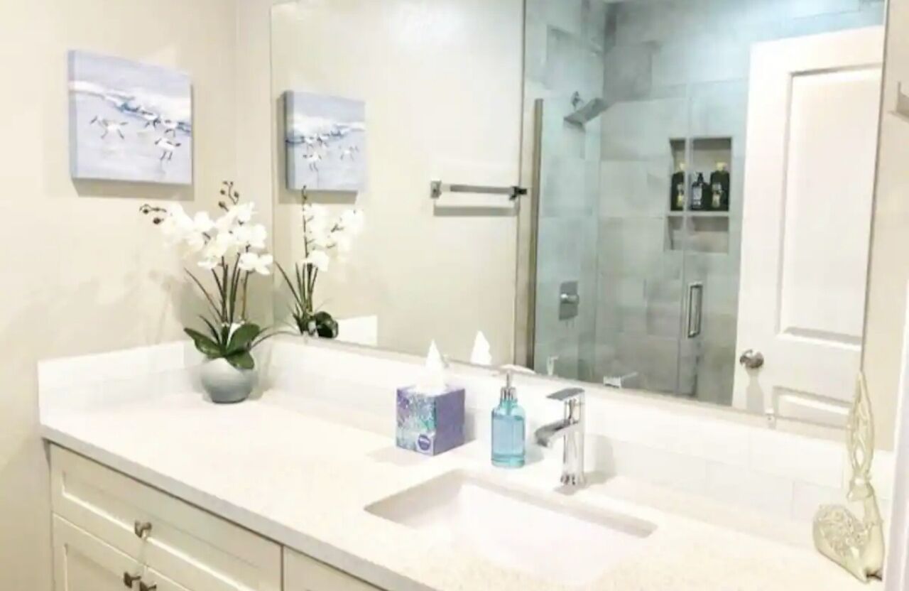 Regadera, secadora de cabello, toallas, papel de baño 