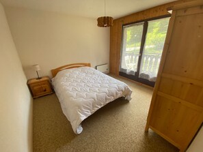 2 bedrooms - Family apartment near center with balcony and parking (Châtel)