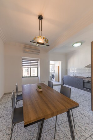 Frigorífico, horno, placa de cocina y utensilios de cocina