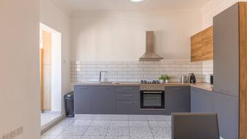 Refrigerador, horno, placa de cocina, utensilios de cocina