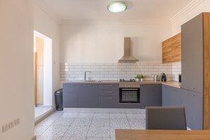 ตู้เย็น, เตาอบ, เตาประกอบอาหาร, เครื่องครัว/จาน/ช้อนส้อม