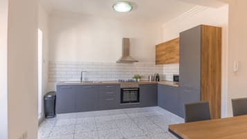 Refrigerador, horno, placa de cocina, utensilios de cocina