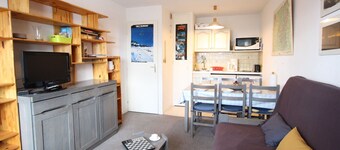 2-Bedroom + Cabin Apartment, Sleeps 6, Near Slopes, Balcony, Full Amenities