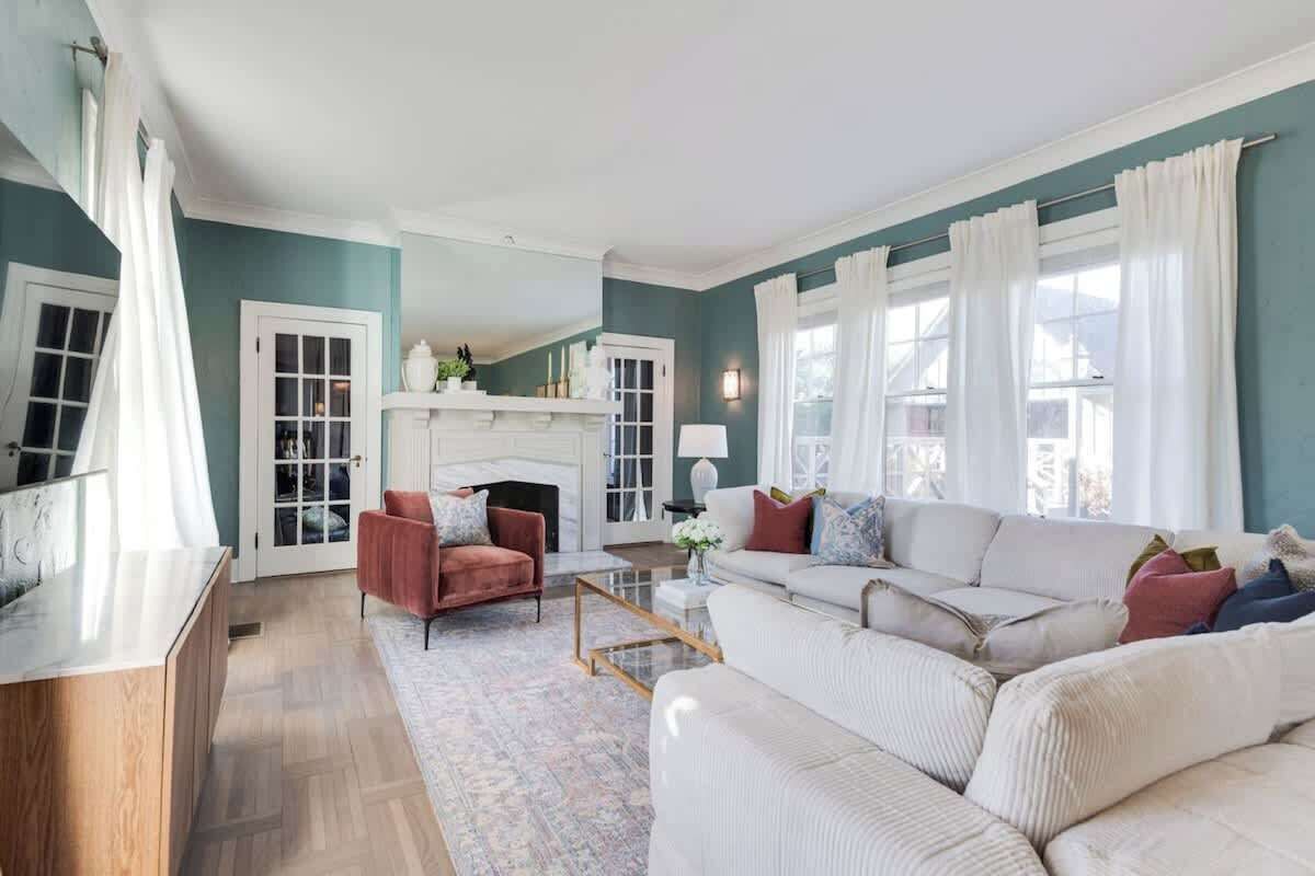 Televisión y chimenea 