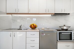 Een koelkast, een magnetron, een oven, een kookplaat