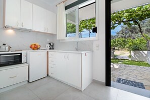 Kjøleskap, ovn, kokeplater og kjøkkenutstyr