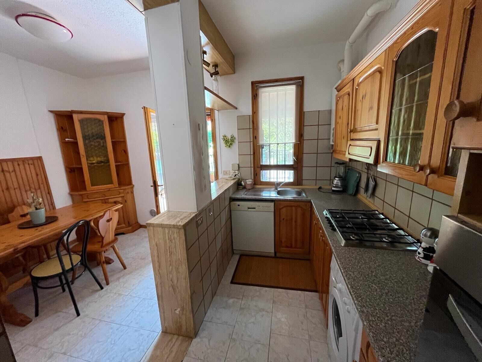 Fridge, oven, stovetop, electric kettle