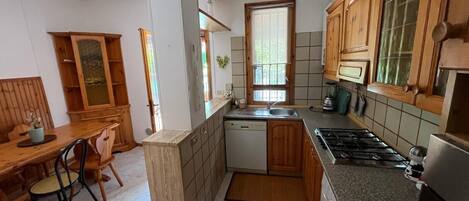 Jääkaappi, uuni, liesi, vedenkeitin