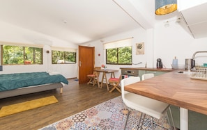 Comfort Studio Suite | 3 bedrooms, bed sheets