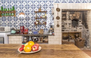 Family Townhome, Garden View, Garden Area | Dapur peribadi | Cerek elektrik, kerusi tinggi 