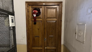 A wooden double door with a wreath and a Santa Claus decoration. - Luxury House With Parking (Napoli)