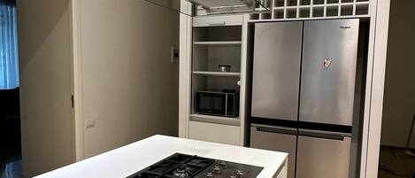 雪櫃、微波爐、焗爐、爐具