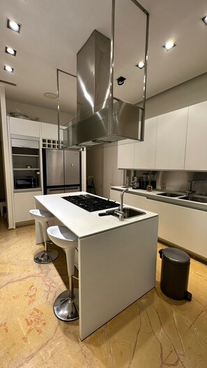Fridge, microwave, oven, stovetop - Luxury House With Parking (Napoli)