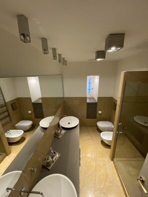 Shower, hair dryer, bidet, towels - Luxury House With Parking (Napoli)